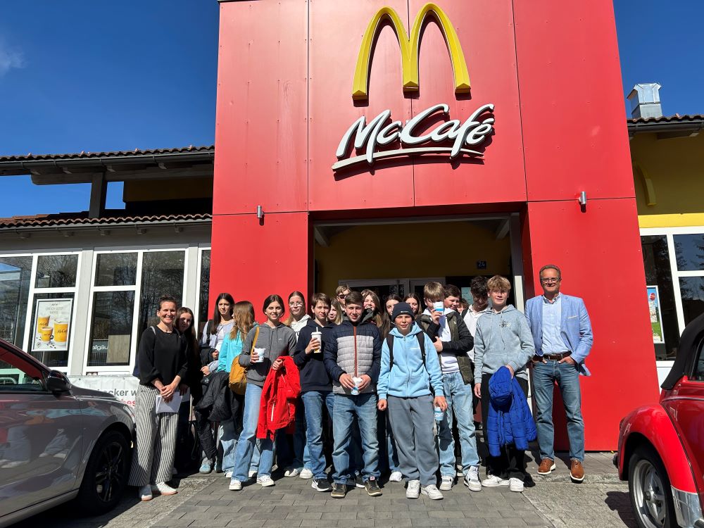 <h4 class="wp-block-heading">Ein spannender Blick hinter die Kulissen</h4>
<p class="wp-block-paragraph">Wie kommt eigentlich das Eis in die Waffel? Warum schmecken die Burger überall gleich? Und was passiert hinter den Türen, die Gäste normalerweise nie zu sehen bekommen? Mit diesen und vielen weiteren Fragen im Gepäck besuchte die Klasse 8b die McDonald’s-Filiale in Sonthofen und erhielt dort einen exklusiven Einblick in den Betrieb.</p>