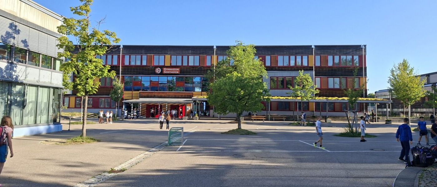 Gymnasium Sonthofen, Schulhaus mit Schulhof